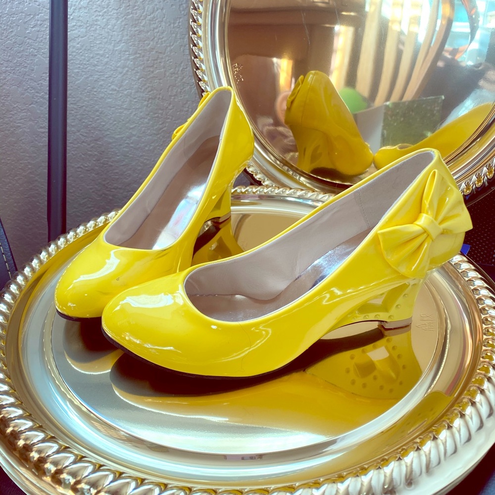 Yellow brand-less heart pumps